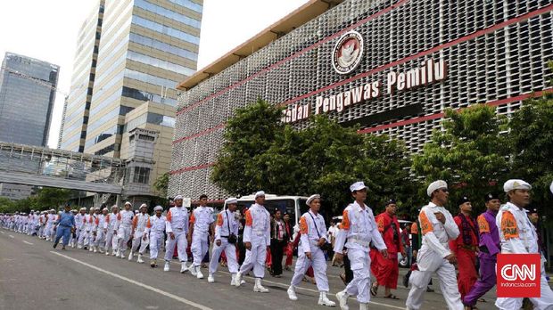 Massa berjalan menuju Monas. (CNN Indonesia/Safir Makki)