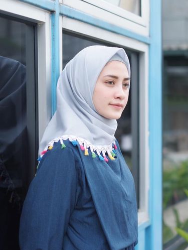 Trend Alert Jilbab  Rumbai  yang Dipakai Zaskia Sungkar 