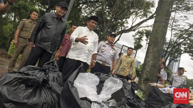 Sumarsono ketika mengecek kondisi Monas pasca aksi #212. (CNN Indonesia/Aulia Bintang Pratama)