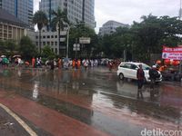 Pasukan Oranye Bersihkan Jalan di Sekitar Patung Kuda Usai Aksi 2 Desember