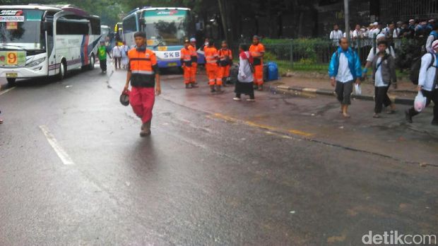 Petugas membersihkan sampah di Lapangan Banteng, Jakarta Pusat, Jumat (2/12/2016)