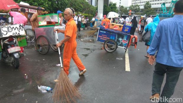 Pasukan oranye bersihkan Bundaran HI