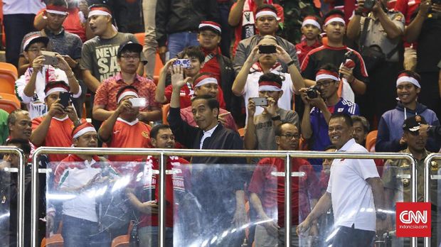 Presiden Jokowi ketika menyaksikan pertandingan Timnas Indonesia.