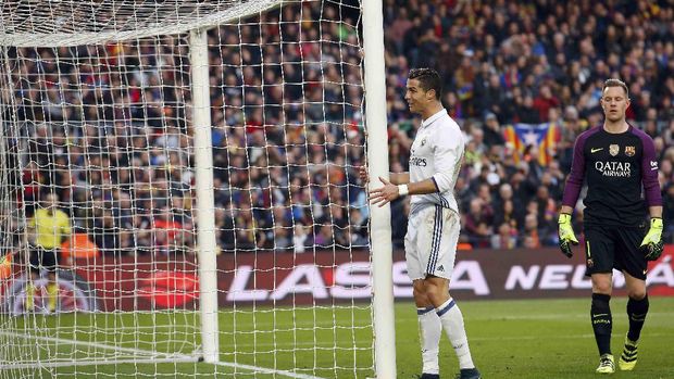 Tembakan voli Cristiano Ronaldo masih melambung di atas mistar gawang Ter Stegen.