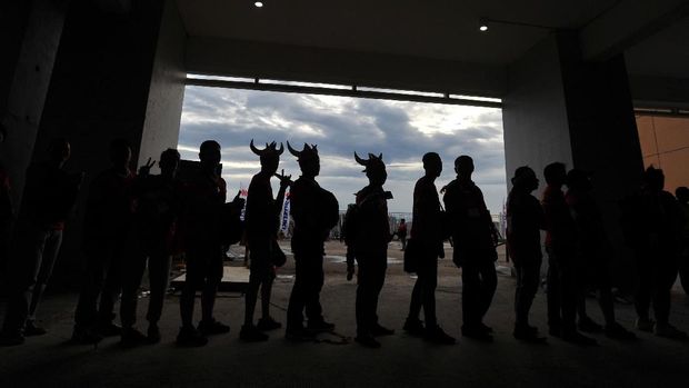 Antrean penonton saat masuk ke dalam Stadion Pakansari.