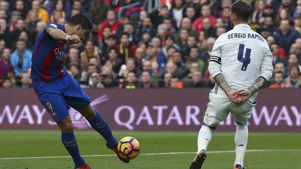 Tembakan Luis Suarez masih bisa diblok barisan pertahanan Real Madrid.