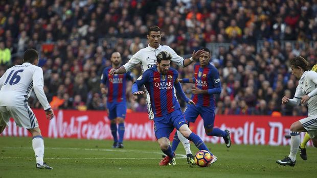 Tembakan Lionel Messi masih melebar dari tiang jauh.