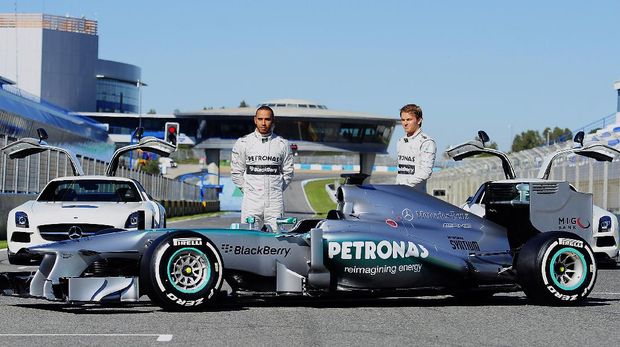 Sejak 2010, nama Petronas muncul di berbagai badan mobil Mercedes-Benz di F1. 