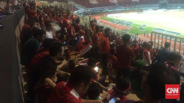 Suasana penonton Timnas Indonesia saat mendukung langsung di Stadion Pakansari. 