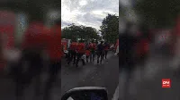 Para pendukung Timnas Indonesia menuju Stadion Pakansari, Cibinong.