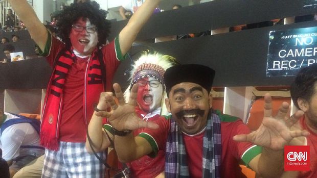 Suporter Indonesia yang begitu antusias menyaksikan perjuangan Boaz Solossa dan kawan-kawan.