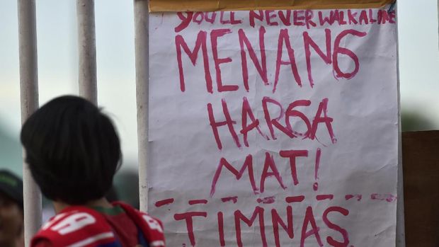 Para pendukung Timnas Indonesia berharap tim kesayangan mereka mampu menang di leg pertama ini.