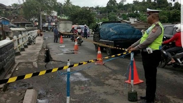 Bahu Jembatan Pamuruyan Retak, Polisi Pasang Peringatan dan Siagakan Petugas