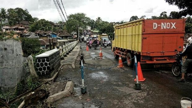 Bahu Jembatan Pamuruyan Retak, Polisi Pasang Peringatan dan Siagakan Petugas