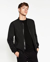 Stylish Saat Nonton Bola, Inikah Merek Jaket yang Dipakai 
