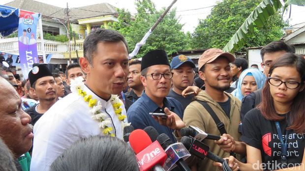 Kampanye di Gandaria, Agus Yudhoyono Dapat Tas Cantik dari Bungkus Kopi