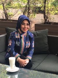 Foto Gaya Busana Sylviana Murni Saat Pakai Batik  Betawi  