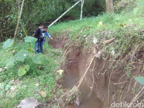 Tanah di Trenggalek longsor