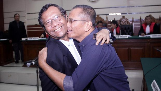 Terdakwa kasus dugaan korupsi pelepasan aset PT PWU Jatim, Dahlan Iskan (kanan) memeluk mantan Ketua MK Mahfud MD (kiri) seusai sidang lanjutan di Pengadilan Tindak Pidana Korupsi (Tipikor) Surabaya.