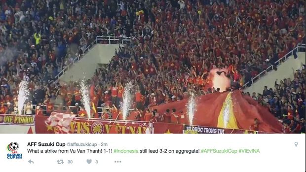 Suporter Vietnam kembali bersemangat setelah sempat terdiam di tengah pertandingan.