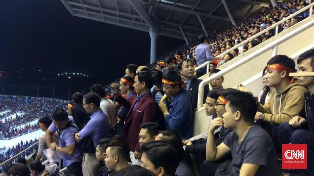 Sejumlah suporter Vietnam yang berdiri karena tak mendapatkan tempat duduk.