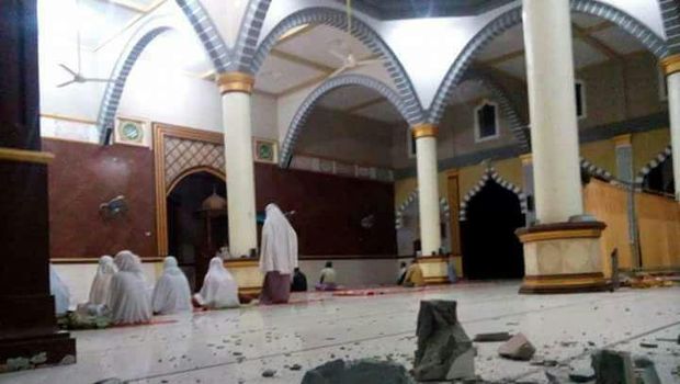 Warga khusyu menunaikan salat di masjid.