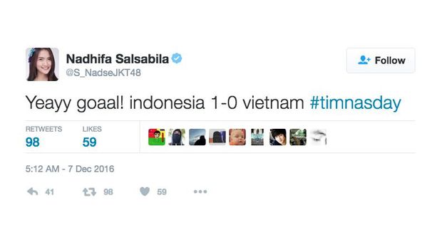 Nadhifa Salsabila turut bersorak setelah Indonesia mencetak gol.
