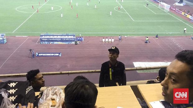 Petugas keamanan selalu membelakangi lapangan dan mengawasi penonton.
