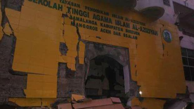 Ada juga bangunan sekolah yang rusak.