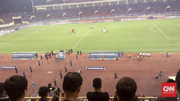 Prosesi mengheningkan cipta sebelum laga untuk Gempa Aceh.