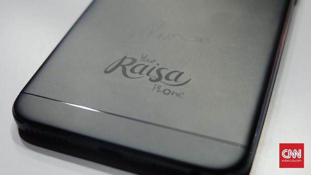 Ponsel Raisa Phone Oppo F1s dibalut warna hitam dengan tanda tangan Raisa. (CNN Indonesia/Hani Nur Fajrina)