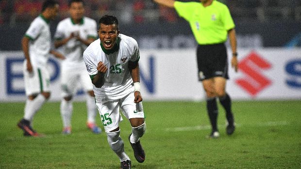 Manahati Lestusen mencetak satu gol dari 13 caps bersama Timnas Indonesia.