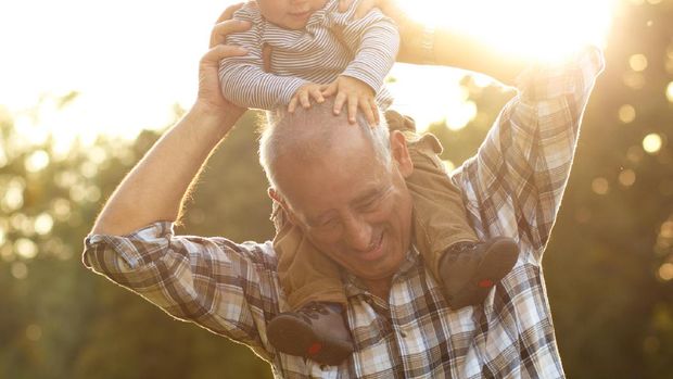Belakangan ini, menurut laman Men’s Health, makin banyak pria yang memilih untuk memiliki anak di usia yang tidak lagi muda.
