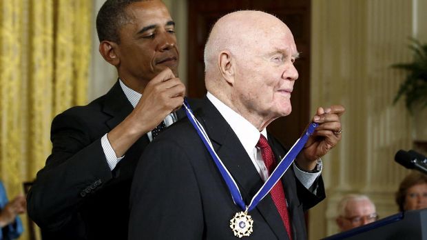 John Glenn saat menerima penghargaan Presidential Medal of Freedom dari Barack Obama pada 29 Mei 2012.