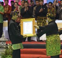 Gaya Lucu 'Pendekar' Jokowi dan Prabowo di Arena Silat