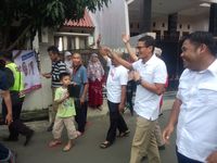 Sandiaga menyapa warga di Pasar Rebo