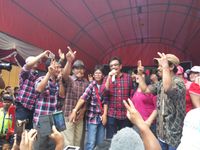 Akrab dengan Warga Saat Kondangan, Djarot Ingatkan Urus Sertifikat