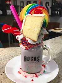 milkshake dengan tumpukan cake hingga lollipop kini jadi milkshake dengan tumpukan cake hingga lollipop kini jadi
