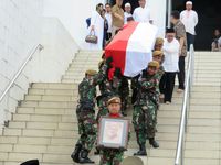 Dianggap Pahlwan, Peti Jenazah Mar'ie Muhammad Diselimuti Bendera Merah Putih