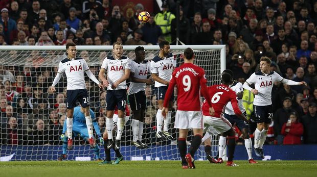 Manchester United akan menjamu Tottenham Hotspur di Old Trafford.
