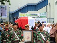 Dianggap Pahlwan, Peti Jenazah Mar'ie Muhammad Diselimuti Bendera Merah Putih