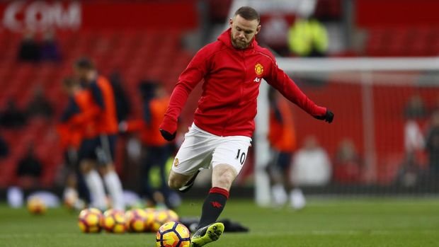 Wayne Rooney menjalani pemanasan jelang pertandingan melawan Tottenham. 