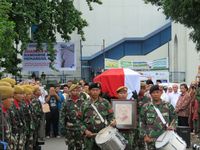 Dianggap Pahlwan, Peti Jenazah Mar'ie Muhammad Diselimuti Bendera Merah Putih