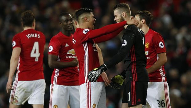 Bek MU Marcos Rojo (kiri) sangat menantikan pertandingan krusial melawan City, Minggu (10/12) nanti.
