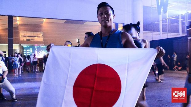 Kibar Bendera dari Berbagai Negara di Konser DWP 2016