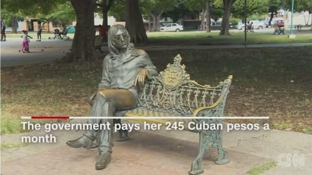 Inikah Pekerjaan Paling Aneh di Dunia? Penjaga Kacamata Patung John Lennon