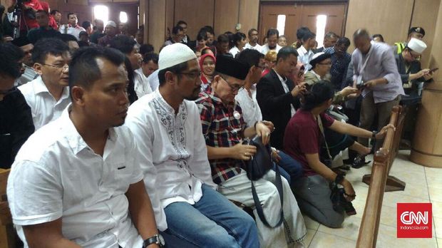 Live: Gelar Sidang Perdana Ahok