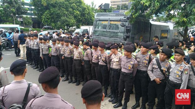 Live: Gelar Sidang Perdana Ahok