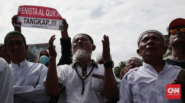 Live: Gelar Sidang Perdana Ahok
