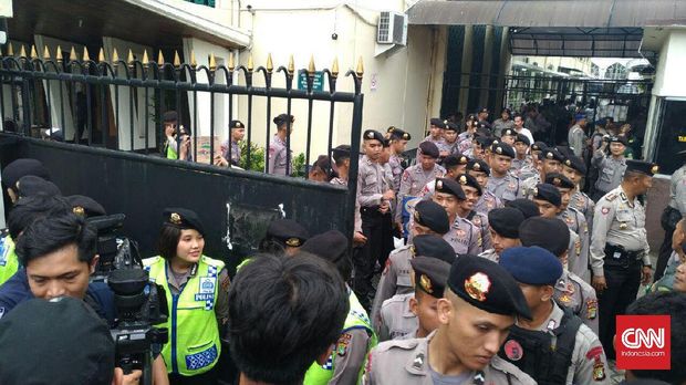 Puluhan polisi bersiap mengamankan sidang Ahok